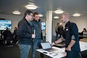 Informationen für «Iheimisch»-Aussteller: Ivan Zumbühl (rechts) informiert zwei Vertreter der Firma Aerolite AG. (Bild: Corinne Glanzmann (Stans, 13. November 2018))