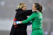 Es ist vorbei: Martina Voss-Tecklenburg (lins) umarmt Torhüterin Gaelle Thalmann. (Bild: Walter Bieri / Keystone (Schaffhausen, 13. November 2018))