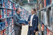 Versandzentrum-Chef Martin Frei (links) und Businesspark-CEO Adrian Sfintesco im Lager von Ochsner Sport. (Bild: Pius Amrein (13. November 2018))