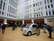Die Google-Schwesterfirma Waymo bietet im Umkreis der Stadt Phoenix in Arizona bereits seit Monaten testweise Fahrdienste mit seinen Roboterautos an. (Bild: KEYSTONE/AP/ERIC RISBERG)