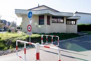 In dieses alte Stellwerk-Gebäude am Freigleis kehrt ab Anfang 2019 Leben ein. Die Stadt Luzern gibt es zur Zwischennutzung für den Verein Räzel frei. (Bild: Corinne Glanzmann, 15. Oktober 2018)
