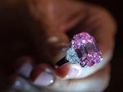 Ein rosafarbener Diamant von knapp 19 Karat hat auf einer Auktion in Genf einen Preis von 39,1 Millionen Euro erzielt. (Bild: KEYSTONE/MARTIAL TREZZINI)