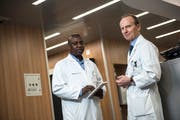 Die beiden Ärzte Emmanuel Chogo, vom Spital Lugala in Tansania, und Christoph Henzen vom Luzerner Kantonsspital auf der Intensivstation in Luzern. (Bild: Dominik Wunderli (Luzern, 13. November 2018))