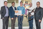 André Kälin (Finnova), Jury-Mitglied Corsin Capol, die Gewinner Cédric Bosshard und Nico Lenggenhager sowie Jury-Mitglied Ralph Hutter (von links). (Bild: Yvonne Bollhalder)