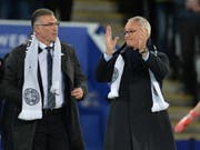 Claudio Ranieri (rechts) besuchte vor vier Tagen mit Leicester-Schal noch ein Premier-League-Spiel seines Ex-Klubs gegen Burnley. Nun ist er neuer Trainer von Fulham (Bild: KEYSTONE/EPA/PETER POWELL)