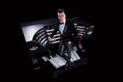 Cameron Carpenter mit seiner Orgel des 21. Jahrhunderts. (Bild: Gavin Evans)