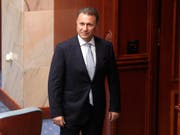 Nach der überraschenden Flucht des mazedonischen Ex-Regierungschefs Nikola Gruevski nach Ungarn haben die Behörden in Skopje zwei Mitglieder seiner damaligen Führung festgenommen, die offenbar ebenfalls ihre Flucht ins Ausland geplant haben sollen. (Bild: KEYSTONE/AP/BORIS GRDANOSKI)