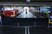 Nichts ging mehr: Im Bahnhof Luzern waren nach der Entgleisung eines Trenitalia-Zuges vor eineinhalb Jahren fast alle Perrons geschlossen – bis auf jene der Zentralbahn. An diesem Wochenende dürfte es wieder ähnlich aussehen. (Bild: Jakob Ineichen (Luzern, 23. März 2017))