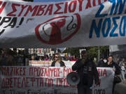 Protestzug streikender Spitalangestellter am Mittwoch in Athen. (Bild: Keystone/AP/PETROS GIANNAKOURIS)