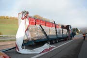 Die Seitenwand des Lastwagens wurde komplett aufgerissen. (Bild: Polizei Basel-Landschaft)