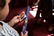 Die kleinen Zuschauerinnen und Zuschauer bekommen bei der «Kleinen Laterne» Anregungen und Spiele für Zuhause. (Bild: Guillaume Perret / Lundi13)