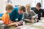 Die Teilnehmer des Zukunftstages konnten bei den Elektroinstallateuren von Dätwyler mit einem Lehrling einen motorbetriebenen Einachser herstellen. (Bild: PD)