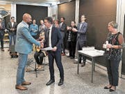 Bildungsdirektor Christian Schäli gratuliert Paul Pillai und übergibt das verdiente Diplom. (Bild: PD)
