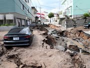 Die Regierung in Tokio macht in erster Linie Wirbelstürme und ein Erdbeben für den Rückgang der japanischen Wirtschaft im dritten Quartal verantwortlich. (Bild: KEYSTONE/EPA JIJI PRESS)