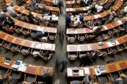 Begehrte Plätze: Blick in den Nationalratssaal. (Bild: KEYSTONE/Peter Klaunzer)