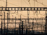 Blieben wegen einer IT-Panne teilweise ohne Strom: Fahrleitungen der SBB. (Bild: KEYSTONE/CHRISTIAN BEUTLER)