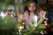 Den Christbaum im Stadtzentrum dürfen die Kinder dekorieren. (Symbolbild: Urs Jaudas)