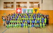 Die Mitglieder des SC Unterschächen freuen sich zusammen mit den Sponsoren über die neue Bekleidung. (Bild: PD)