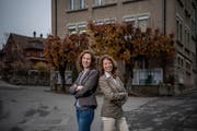 Das Grepper Gemeindehaus (im Hintergrund) ist ihr Ziel: CVP-Kandidatin Judith Lang (links) und SVP-Kandidatin Eliane Reinmann. (Bild: Pius Amrein, 14. November 2018)