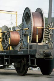 Rollen mit Kupferdraht. Kupfer wird in der Industrie in so grossem Umfang verarbeitet, dass der Kupferverbrauch als Hinweis auf den Konjunkturverlauf betrachtet wird. (Symbolbild: Trix Niederau)