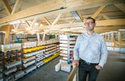 Geschäftsleiter Markus Fischer in der frisch gebauten Halle der Kuratle&Jaecker AG in Märstetten. (Bild: Andrea Stalder)