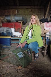 Susann Schmid aus Alpnach zeigt eine Falle, mit der sie verwilderte Katzen einfängt. (Bild: Corinne Glanzmann (13. November 2018))