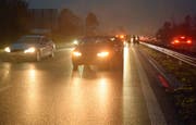 Es knallte am Mittwochmorgen im dichten Verkehr auf der A2. (Bild: Luzerner Polizei)