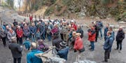 Gespannt verfolgten fast 80 Personen die Ausführungen von Reto Walser (vorne links). (Bild: Karl Schwendener)