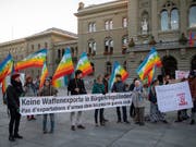 Der Protest hat gewirkt: Der Bundesrat beschloss, Waffenexporte in Bürgerkriegsländer doch nicht zu ermöglichen. Die Ständeratskommission sieht nun keinen Anlass mehr, ihm die Kompetenz in dieser Frage zu entziehen. (Bild: KEYSTONE/ANTHONY ANEX)