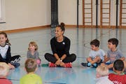 Die Kinder spielen «Fätzli gleit» mit Salomé Kora. (Bild: Elena Fasoli)