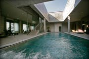 Der Pool im Wellnessbereich des Migros-Fitnessparks an der Kapellenstrasse neben dem Hotel Einstein. Anstelle der Migros Ostschweiz will hier im Herbst 2019 die «Well Come Fit AG» ein Fitnesszentrum eröffnen. (Bild: Ralph Ribi - 8. September 2009)