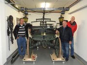 Sie ist der Stolz der Aussteller: die Handdruckspritze, Baujahr 1837. Von links: Erich Lischer, Peter Storz und Beat Gähwiler. (Bild: PD)