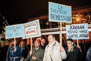 Demonstranten rufen den Genfer Stadtrat Guillaume Barazzone (CVP) zum Rücktritt auf. Bild: Salvatore Di Nolfi/Keystone (Genf, 13. November 2018)