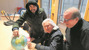 Mulhouser La-Réunion-Touristen: Captain M’tir (mit Kappe), Club-Legende Andrieux und Vizepräsident Daverio (rechts). Bild: Daniel Gerber (Mulhouse, 28. Oktober 2018)