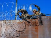 Amerikanische Soldaten verstärken den Grenzzaun zwischen den USA und Mexiko. Am Dienstag versuchten etwas 20 Migranten den Zaun zu erklettern. (Foto: Joebeth Terriquez/EPA) (Bild: KEYSTONE/EPA EFE/JOEBETH TERRIQUEZ)