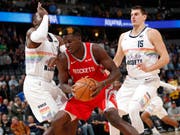 Clint Capela (im roten Trikot) präsentierte sich in blendender Spiellaune (Bild: KEYSTONE/AP/DAVID ZALUBOWSKI)