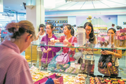 Confiserie Bachmann am Schwanenplatz in Luzern - für einmal in einer ruhigen Phase und noch ohne Drücken. (Bild: Philipp Schmidli, 7. August 2015))