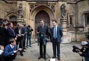 Brexit-Hardliner Jacob Rees-Mogg erklärt sich den Medien. (Bild: Dan Kitwood/Getty; London, 15. November 2018)