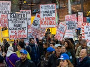 Rund 900 Menschen protestierten in Genf gegen die Sparmassnahmen. (Bild: KEYSTONE/MARTIAL TREZZINI)