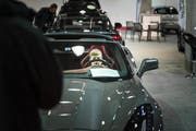 An der Automesse können sich auch kleine Besucher hinter das Steuer setzen. (Bild: Michel Canonica)
