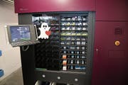«Hui Buh» heisst der Roboter der Rotpunkt Apotheke. (Bild: Elena Fasoli)