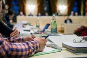 Alleine für die Budgetordner für 40 Gemeinderäte fallen rund 16000 Seiten Papier an. (Bild: Reto Martin (13. Dezember 2017))