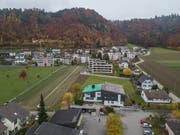 Blick auf das Gemeindehaus von Wikon, dessen Dach gerade saniert wird. (Bild: Dominik Wunderli, 15. November 2018)