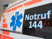 Die Ambulanz brachte am frühen Donnerstagmorgen ein auf dem Pannenstreifen geborenes Mädchen und die frisch gebackenen Eltern ins Spital. (Bild: KEYSTONE/URS FLUEELER)