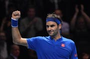 Mit dem Satzgewinn gegen Kevin Anderson hatte Roger Federer den Halbfinal-Einzug bereits geschafft, doch er wollte auch noch den Sieg gegen Kevin Anderson und den Gruppensieg (Bild: KEYSTONE/EPA/ANDY RAIN)