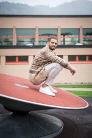 Der Thurgauer Leichtathlet Kariem Hussein posiert auf dem Sportplatz der Oberstufe in Bronschhofen.