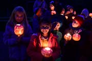 Im Museumsgarten am Grubplatz treffen sich die Kinder, um gemeinsam einige Lieder zu singen. (Bild: Werner Lenzin)