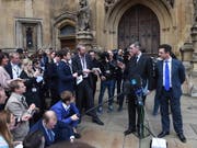 Krisenstimmung in London: Nachdem es Premierministerin Theresa May gelungen ist, sich beim Brexit mit der EU zu einigen, droht ihr Ungemach aus den eigenen Reihen. Der konservative Politiker Jacob Rees Mogg (Bild) hat am Donnerstag in London angekündigt, er plane ein Misstrauensvotum gegen May. (Bild: KEYSTONE/EPA/FACUNDO ARRIZABALAGA)