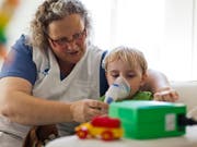 Für die Betreuung von schwerkranken Kindern sollen künftig auch erwerbstätige Angehörige angemessen entschädigt werden. (Bild: KEYSTONE/GAETAN BALLY)