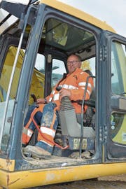Theo Messmer liebt jegliche Arbeit, die er mit einer Maschine verrichten kann. Hier mit «seinem» Bagger auf der Baustelle der neuen Landi im Bazenheider Industriegebiet. (Bild: Beat Lanzendorfer)
